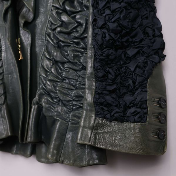 Detaljbild på ärm med knappar och textur