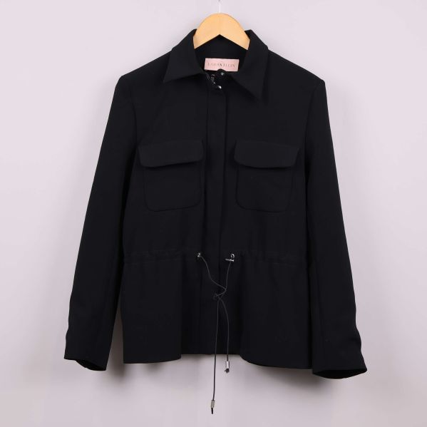 Svart jacka med bröstfickor och dragsko framifrån