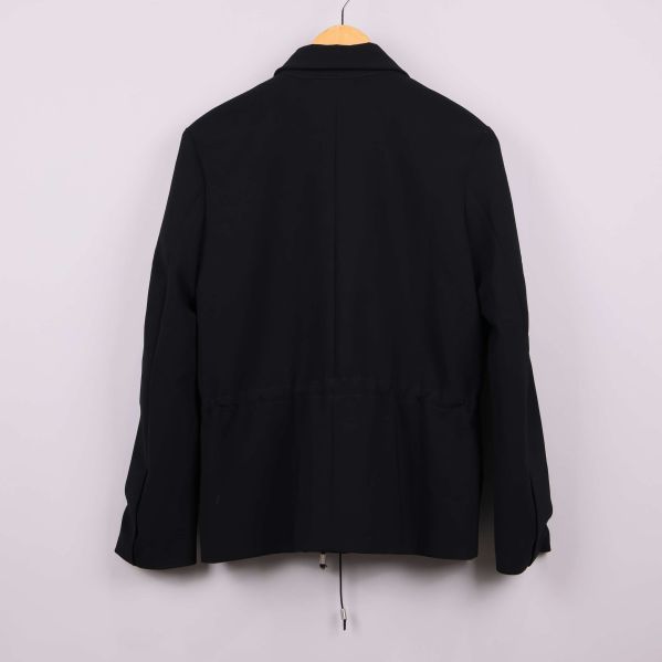 Svart jacka sedd bakifrån 