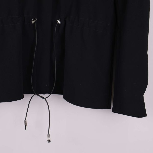 Justering med dragsko i jackans midja