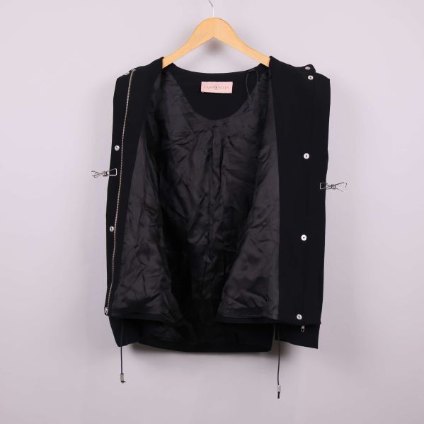 Öppen jacka visar svart foder och innerfickor