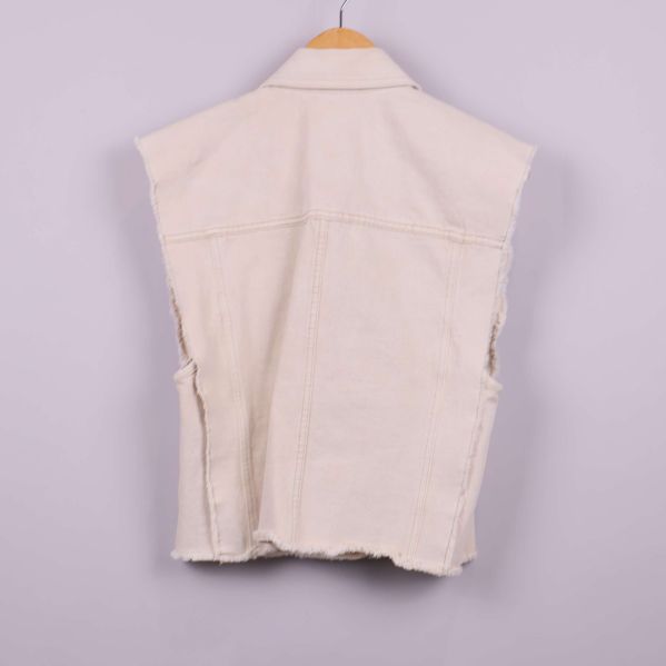 Baksidan av beige ärmlös jeansväst 