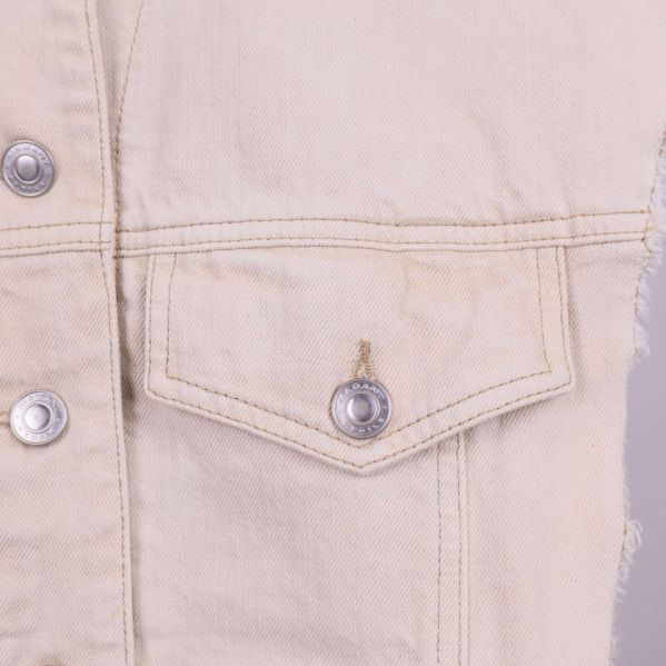 Bröstficka med knapp på beige jeansväst