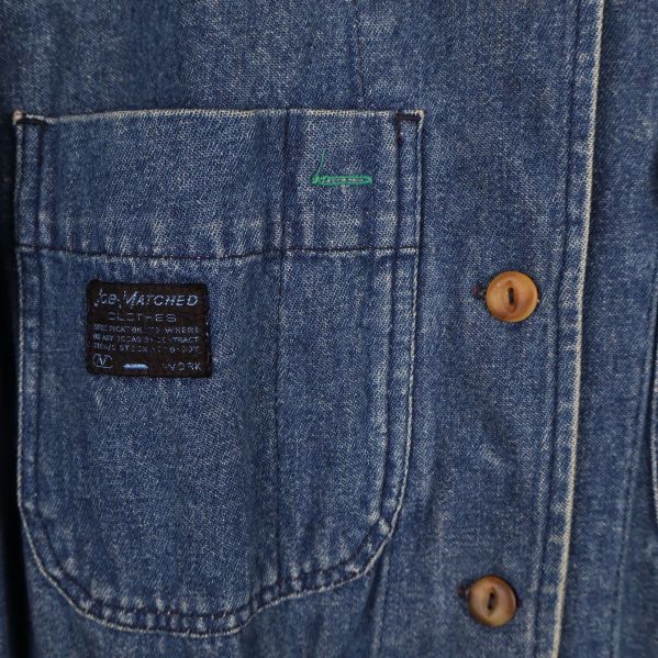 Närbild på bröstficka med Valentino Jeans märke