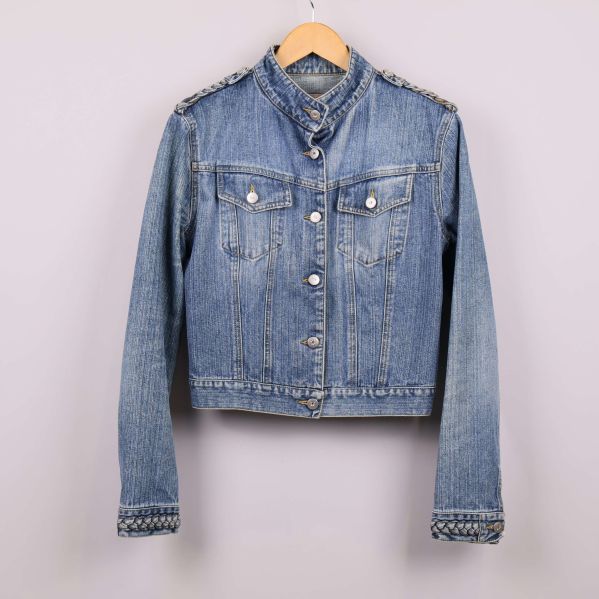 Framsida av blå jeansjacka med knappar och fickor