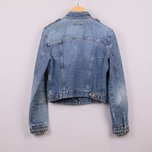 Baksidan av blå jeansjacka med raka sömmar