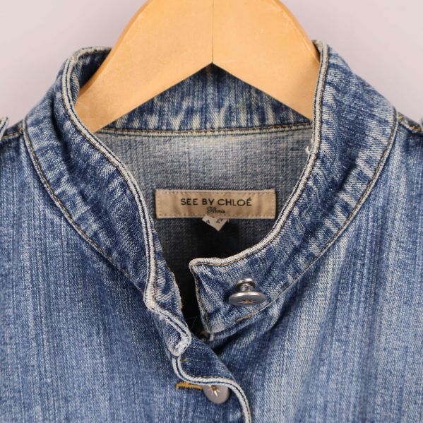 Närbild på hög krage och överdel av jacka