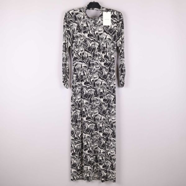 Lång klänning i svartvitt grafiskt mönster framifrån