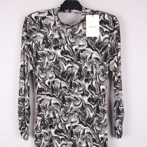 Övre del av klänning med etikett från Gestuz