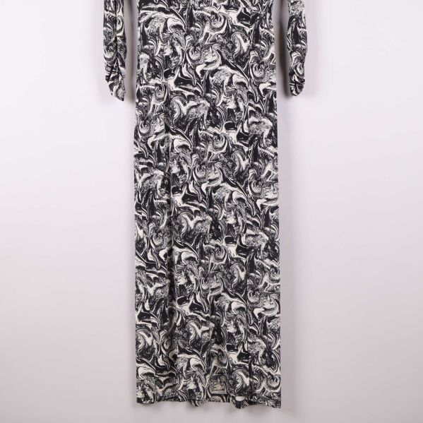 Nedre del av lång klänning med grafiskt mönster