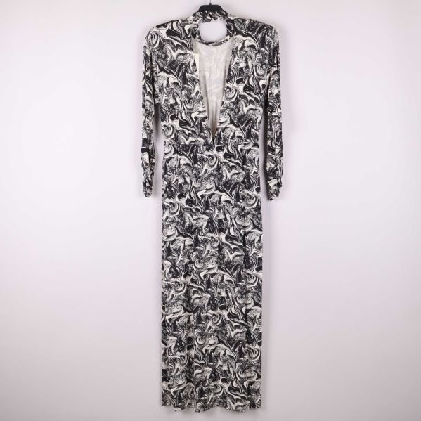 Klänning bakifrån med öppen rygg och långt mönstrat tyg