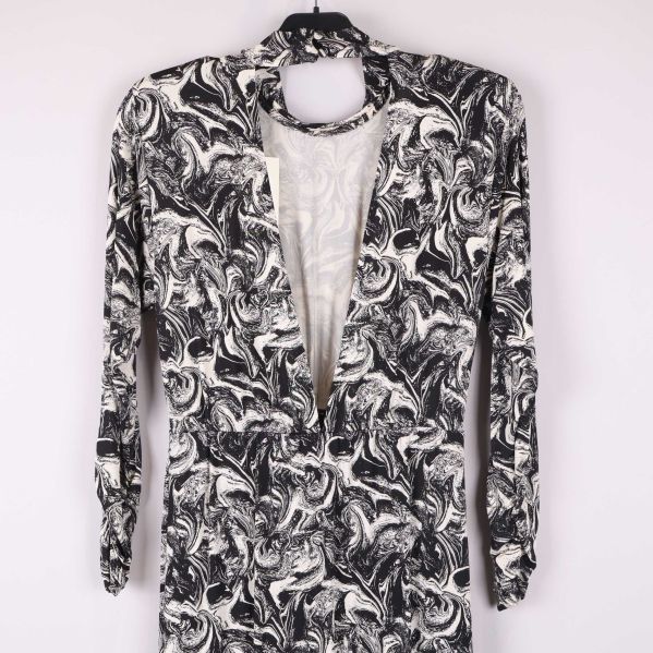 Närbild på klänningens öppen rygg och mönster