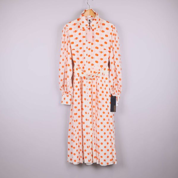 Prickig klänning med lång ärm och bälte 