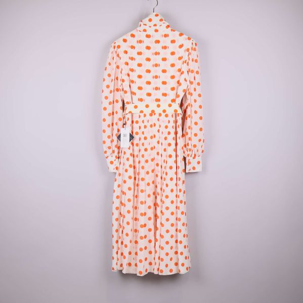 Prickig klänning med lång ärm och bälte