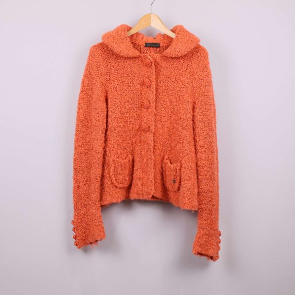 Stickad orange kofta med knappar och fickor framtill