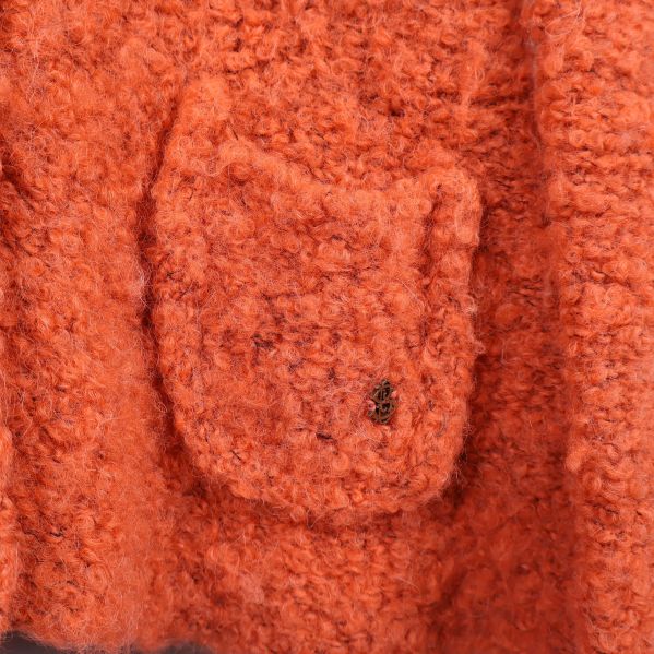 Närbild på ficka med knapp 