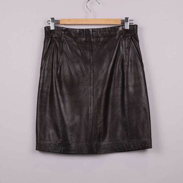 Brun skinnkjol bakifrån