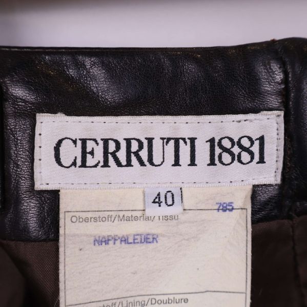 Närbild på Cerruti 1881 märkesetikett och materiallapp inuti kjolen