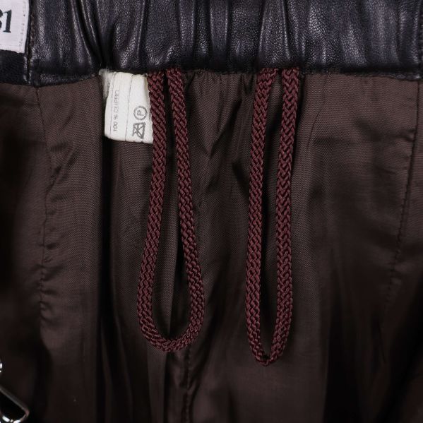 Insidan av kjolen med synlig foder och röda snören