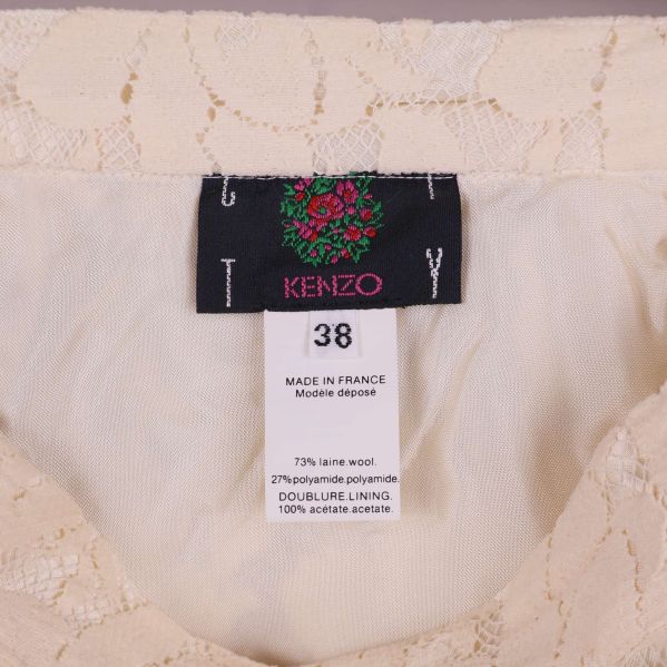Närbild av Kenzo-etikett och materialinfo i kjolen