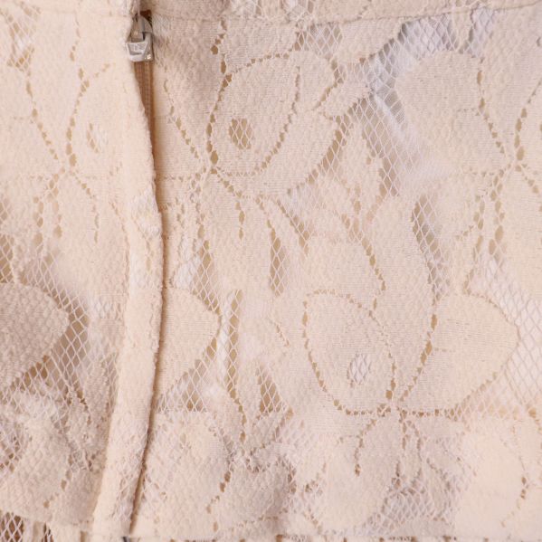 Närbild av kjolens dragkedja och spetsdetalj