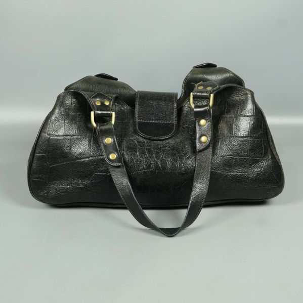 Baksidan av svart väska med dubbla handtag och nitar