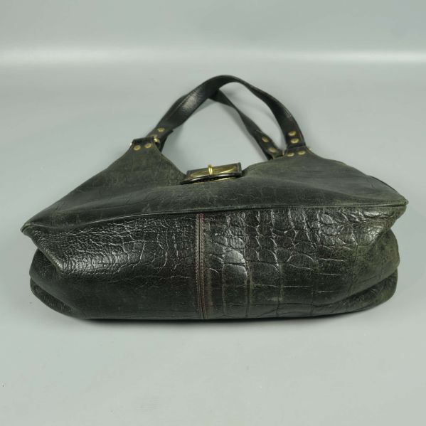 Väskans undersida med tydlig präglad effekt och söm