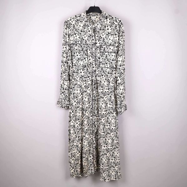 Långblommig klänning med knappar och långa ärmar framifrån