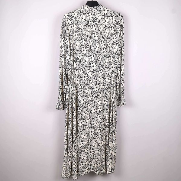 Baksida av långklänning med svartvitt blommönster