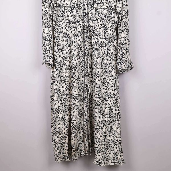 Nedre del av långklänning med svartvitt blommönster