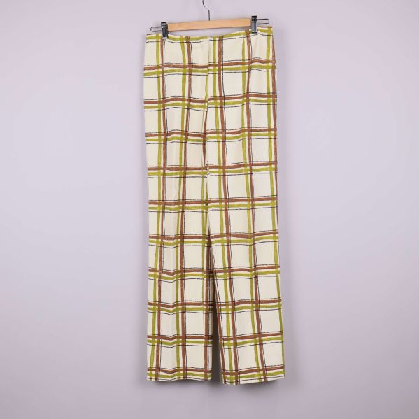 Framsida av vida byxor med rutigt mönster i vitt, grönt och brunt