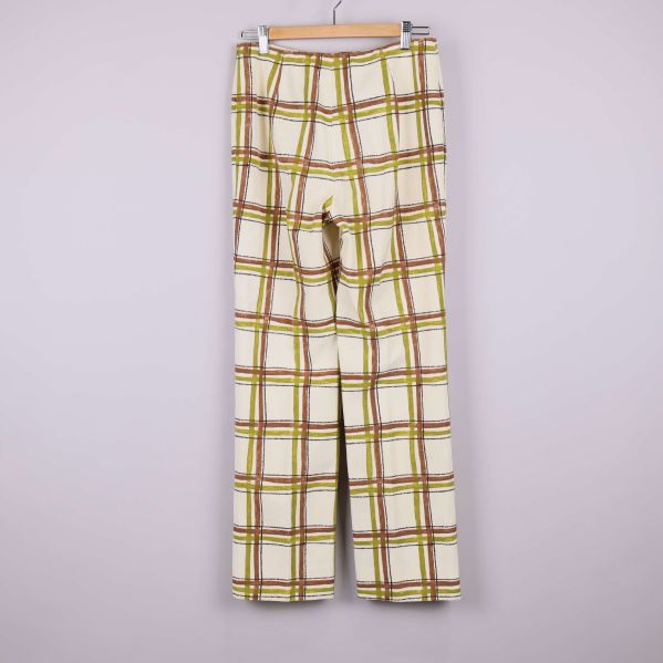 Baksida av rutiga vida byxor i vitt, grönt och brunt