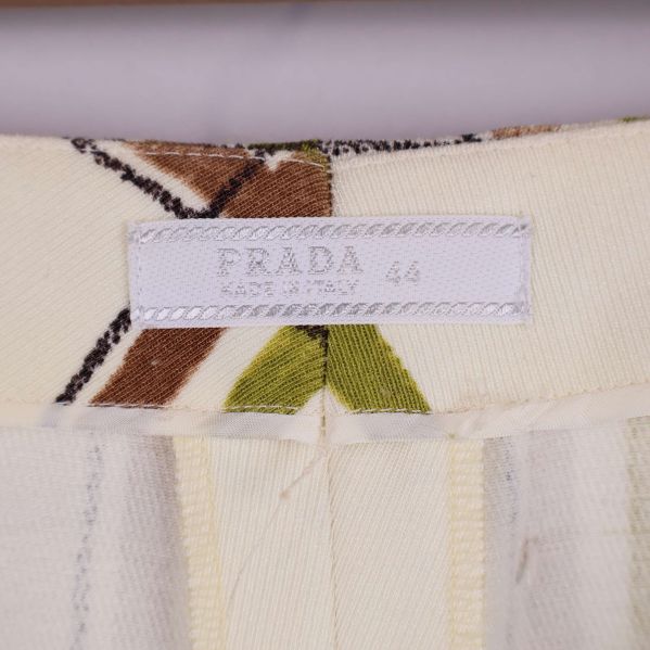 Närbild på etikett med varumärket Prada och storlek 44