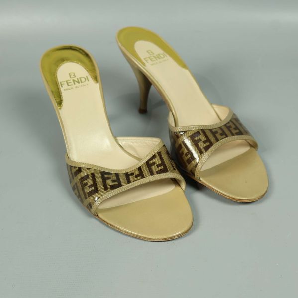 Fendi sandaler med logotyp och hög klack