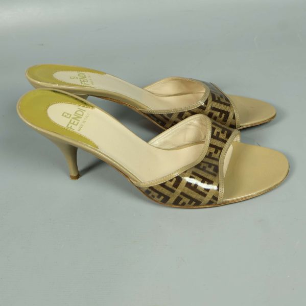 Beiga Fendi sandaler visade från sidan