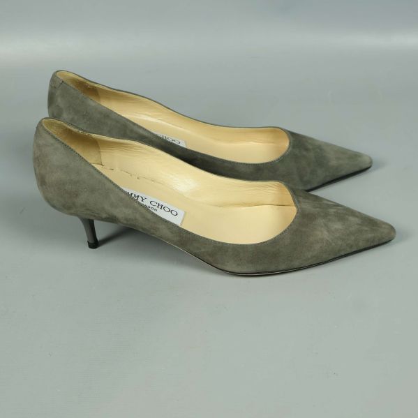 Pumps med låg klack och spetsig tå, sedd från sidan