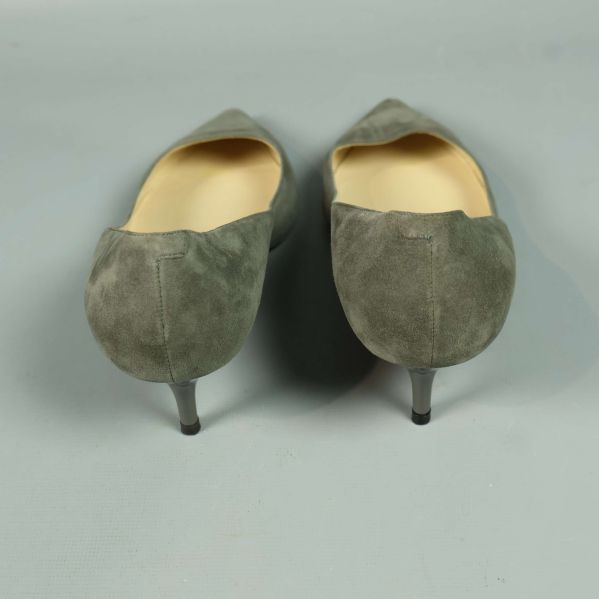 Baksida på pumpsen i grå mocka, visar klackarna