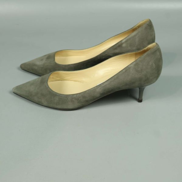 Klassiska pumps i grå mocka, sedd från andra sidan