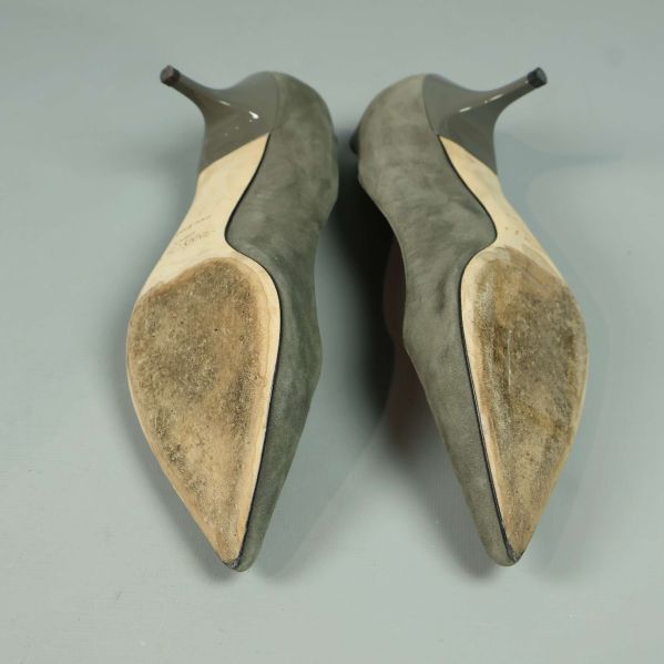 Slitna sulor på pumps med spetsig tå, syns underifrån