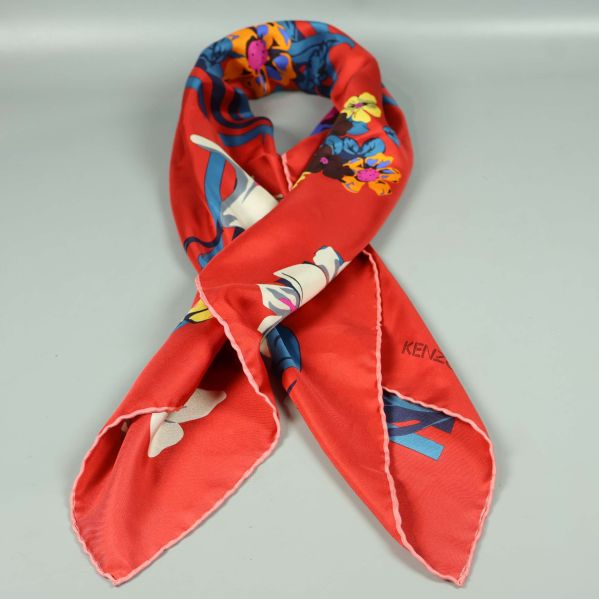 Rött blommigt sidenscarf från Kenzo Paris knutet