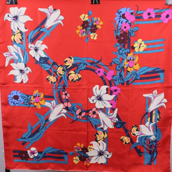 Scarf med röd botten och färggrant blommönster utbrett