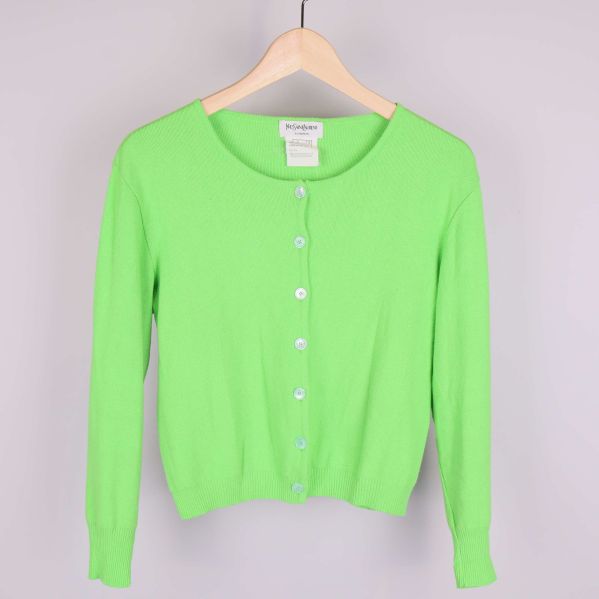 Grön kofta framifrån med synliga knappar