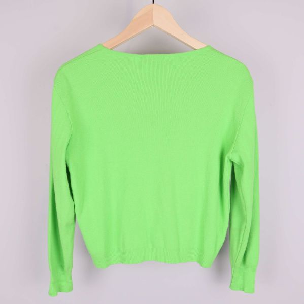 Grön kofta i ryggen visar ribbade muddar