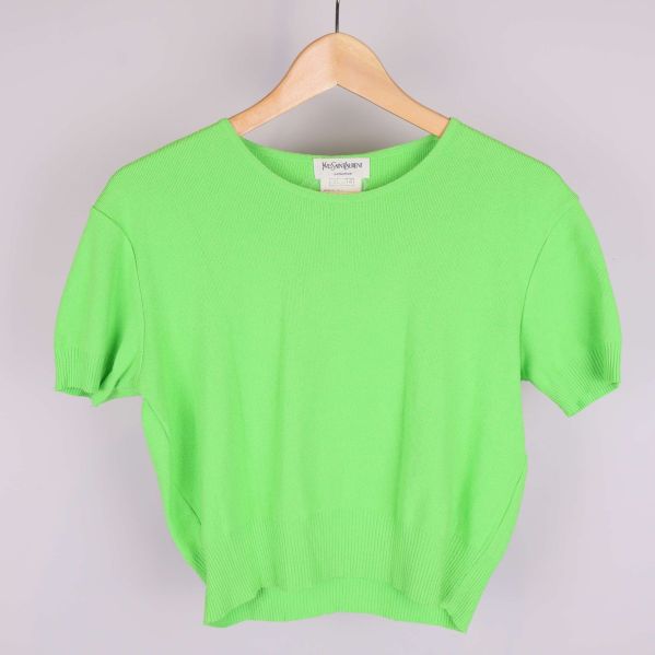 Grön jumper med kort ärm hänger på galge