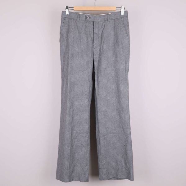 Grå randiga byxor framifrån