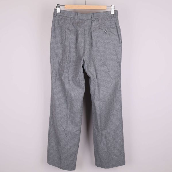 Grå randiga byxor bakifrån