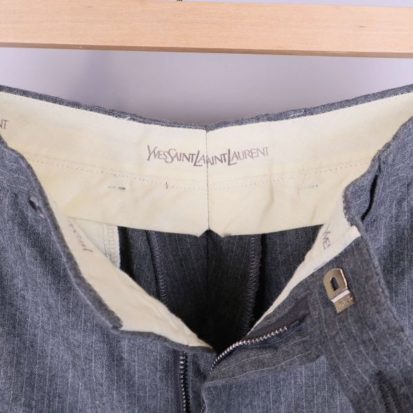 Insidan av byxlinning med Yves Saint Laurent logga