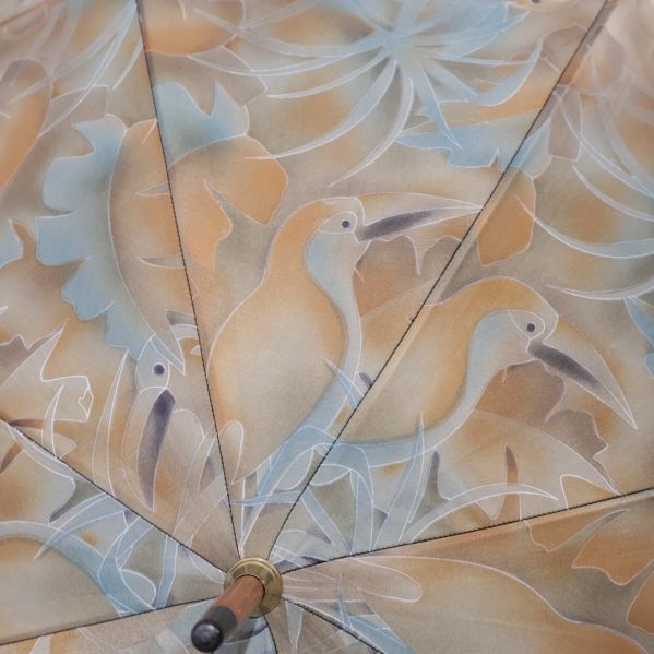 Närbild på fågelmönster i blått och aprikos