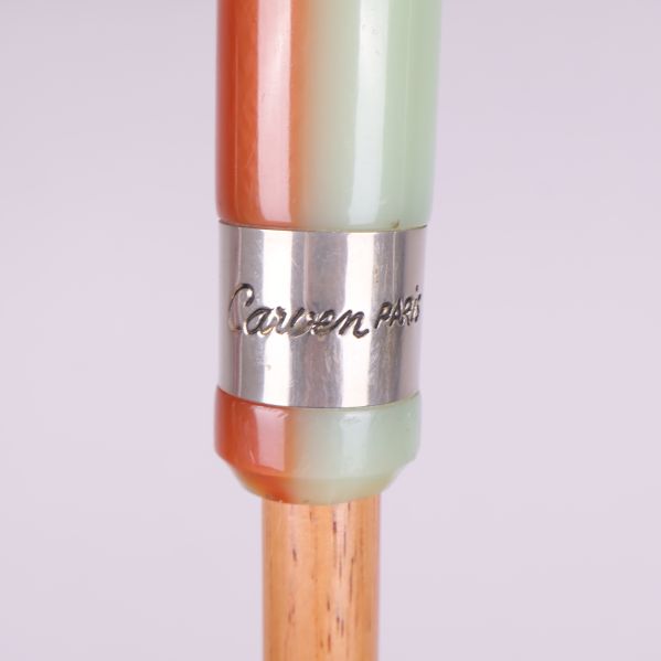 Metallring med ingraverad Carven-logotyp på handtaget