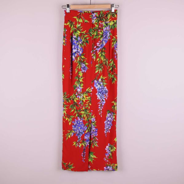 Röd långkjol med blommigt tryck bakifrån